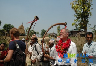 格蘭富地區(qū)高級業(yè)務(wù)開發(fā)經(jīng)理Jens Ove Frederiksen與尼泊爾Chitwan省當(dāng)?shù)卮迕褚黄饏⒓觾蓚€太陽能泵系統(tǒng)的揭幕儀式。
